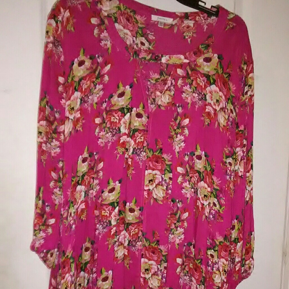 Lovely top goes good with tights or jeans